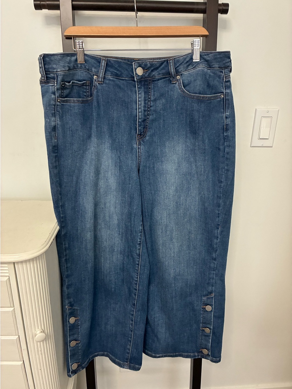 Penningtons Love & Legend Wide Leg Button-Hem Blue Jeans. Size 18 cropped length